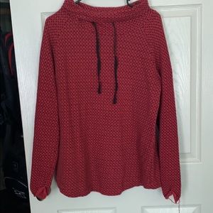 Red and back pullover